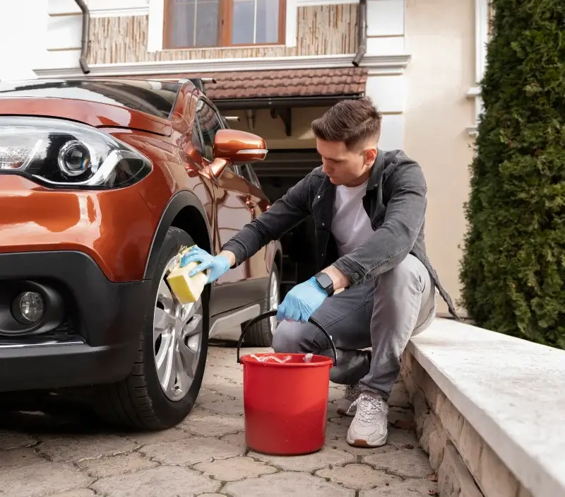 Lavage auto à domicile Dung : professionnel intervenant sur un véhicule
